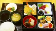 大河ドラマで話題の和歌山城、松花堂弁当と老舗羊羹で春の旅を満喫