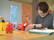 会津若松駅前に伝統文化体験拠点 赤べこ絵付けで観光客誘致