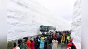 立山黒部アルペンルート全線開通、雪の大谷で迫力ある雪壁を観光客が満喫
