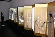 北斎「十二ケ月花鳥図」にプロジェクションマッピング 福島で国宝複製品展が開幕