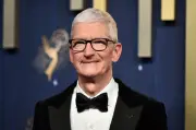 アップルCEOが15年ぶり交代、クック氏会長に、後任はターナス氏