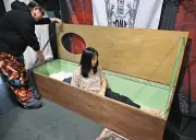 棺桶体験で「生」を実感　死を前向きに語る「Deathフェス」が東京で開催