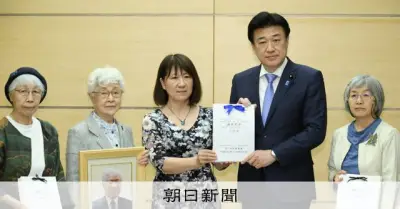 拉致被害早期解決求め横田早紀江さんらが木原担当相と面会、1125通のメッセージ手渡す