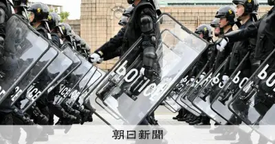 警視庁機動隊1700人行進、特殊車両や警備犬も登場 明治神宮外苑で観閲式