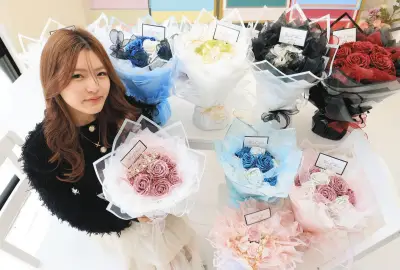 不登校の18歳、母の日に向け「グリッターローズ」で感謝を表現、ネットショップが話題に