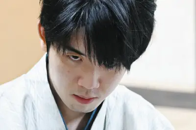 将棋名人戦、藤井聡太六冠が4連覇達成 糸谷哲郎九段に4勝0敗で防衛