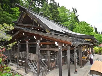 奈良時代創建の大山祇神社、樹齢400年の杉並木と黒糖まんじゅうが魅力