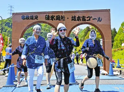 第52回安政遠足侍マラソン、個性豊かな仮装で盛り上がる プレデター仮装が大賞に