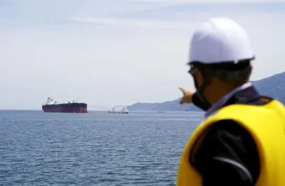 経済 石油国家備蓄基地で原油引き渡し作業を公開 鹿児島・志布志