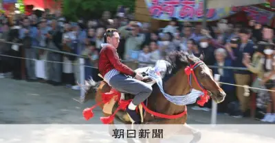 疾走する馬上で妙技次々、京都・藤森神社の伝統「駈馬神事」