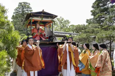 新緑の京都で葵祭、平安装束の行列が優雅に練り歩く