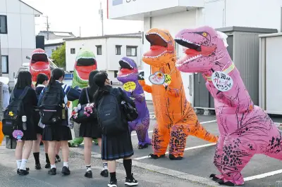 愛知・豊橋の大清水駅前に恐竜出現！子どもたちを励ますユニークな取り組み