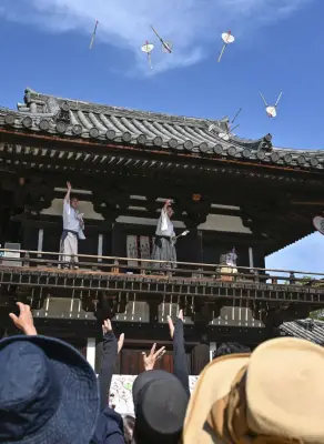 唐招提寺伝統行事「うちわまき」にハート形うちわ、参拝客が歓声