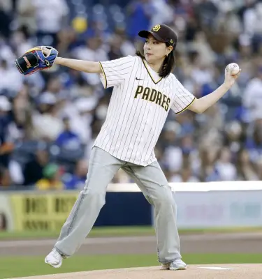 石川佳純さん、大リーグ初の始球式でノーバウンド投球