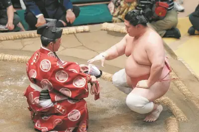 大相撲夏場所、宇良が正攻法で藤凌駕を圧倒し優勝争いに残る