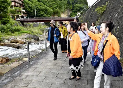 土湯温泉で女将と巡るまち歩きツアー、観光スポットをガイド