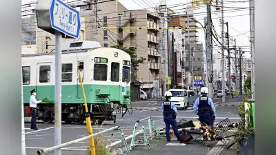 高松市の踏切でトラックが遮断機に衝突、けが人なし
