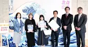 北斎・広重の大浮世絵展、来場者1万人突破 記念セレモニーで家族に記念品