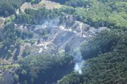 三重・津市の山林火災、10ヘクタール焼くも民家への延焼なし 鎮火めど立たず