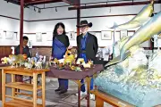 喜多方で「恐竜オジサンＳＵＧＡ―Ｇリリーアートフェア」多彩な約100点展示