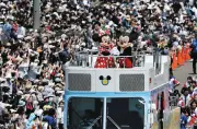 静岡・焼津でディズニーパレード、13万人来場 市制75周年祝う