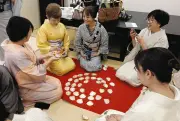 平安の遊び「貝合わせ」を八王子で体験　貝絵作家・伊藤さんが13年ぶりに開催