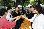 けやきひろばで乾杯！「春のビール祭り」さいたま新都心で17日まで開催