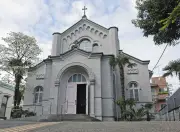 新宿・目白聖公会、ロマネスク様式の聖堂と19世紀ステンドグラスの美