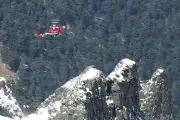 奥穂高岳で2人が遭難、防災ヘリが救助活動 天候不良で行動不能に