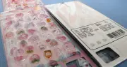 ボンボンドロップシール偽物販売容疑で男2人逮捕、名古屋・熱田署