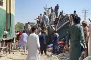 パキスタン列車爆発、20人以上死亡 治安部隊乗車、炎上