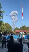 インドネシア・ドゥコノ火山噴火、死者2人行方不明1人 SNS撮影目的の入山か