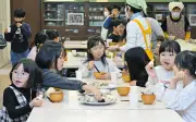 三鷹の小学校で月2回「朝ごはん」提供、児童100人以上が参加し地域のつながり生む