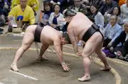 大相撲夏場所混戦、霧島2敗目で6人が首位に並ぶ
