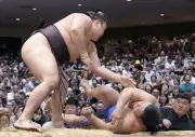 霧島が夏場所3連勝、琴桜は初白星 新関脇2人も初勝利を飾る