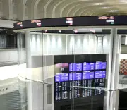 東京株式市場、日経平均一時300円超上昇 朝方は下落も買い戻し優勢