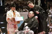 元関脇宝富士が引退相撲、断髪式に約300人が参加し涙の別れ