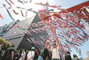 東京タワーに333匹のこいのぼり、さんまのぼりも復興応援 18回目の恒例企画