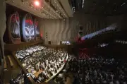 山田和樹指揮「交響的変容」34年ぶり再演、700人の大爆音響かせる