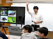 県立博物館の出前講座で恐竜研究の魅力を伝える 児童40人が熱心に参加