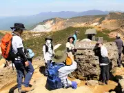 安達太良山で山開き、新緑の登山道に約4000人 大声大会も初開催
