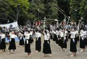 児童43人が鎌倉方角に矢を放つ 群馬・太田の生品神社で鏑矢祭