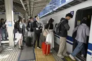 5連休初日、帰省・旅行ラッシュピーク 新幹線や空港は大混雑