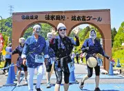 第52回安政遠足侍マラソン、個性豊かな仮装で盛り上がる プレデター仮装が大賞に