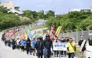 沖縄復帰54年、基地負担軽減求め平和行進 約2000人が参加