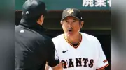 巨人・石井琢朗二軍監督に制裁金5万円、5分超の抗議で遅延行為