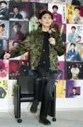 美川憲一、581曲配信解禁で会見「しぶとく歌い続ける」コロッケもサプライズ登場