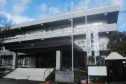岐阜・下呂市民会館の休日診療所を7月廃止、看護や医療事務の人員不足で