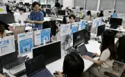 肌寒い中「クールビズ」開始、軽装勤務で過ごしやすく