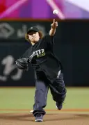 ミラノ五輪銀メダリスト長谷川帝勝が始球式、ソフトバンク戦で初挑戦に笑顔